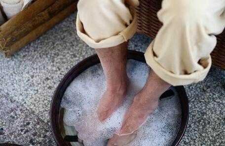 盐水泡脚的危害,盐水泡脚对身体的好处以及坏处都有哪些呢图2