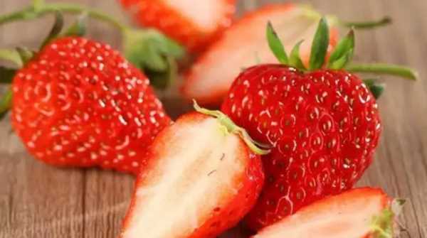 草莓蒂能吃,草莓蒂是哪部分组成的图1
