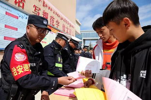 民警宣传学校消防安全知识