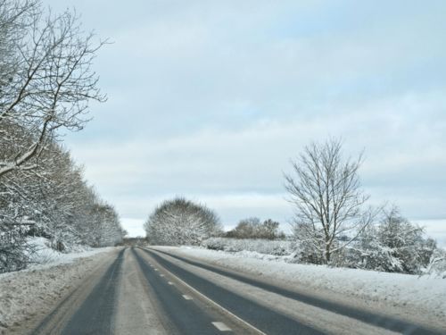 冰雪路面安全驾驶注意事项